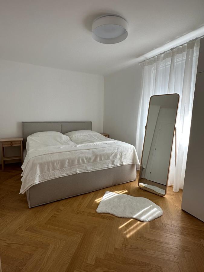 Viviane Paulos - Stylish At Wienerberg * Wien