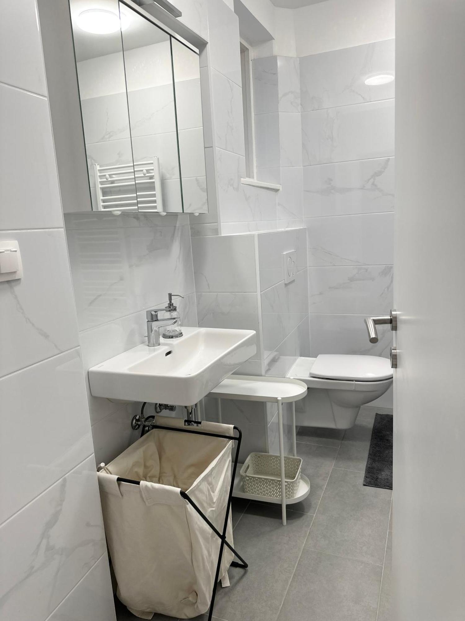 Viviane Paulos - Stylish At Wienerberg Apartment
