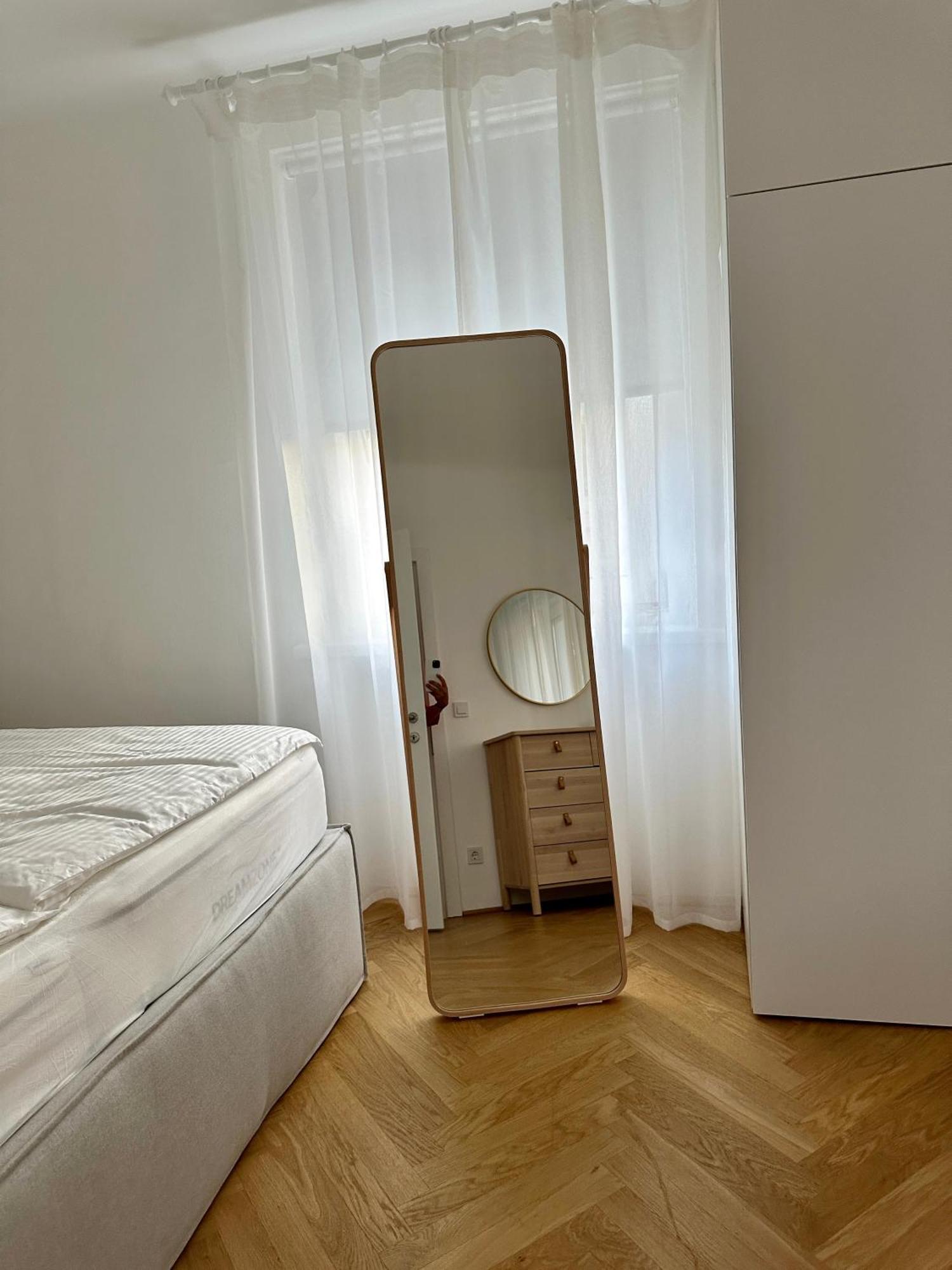 Viviane Paulos - Stylish At Wienerberg Wien