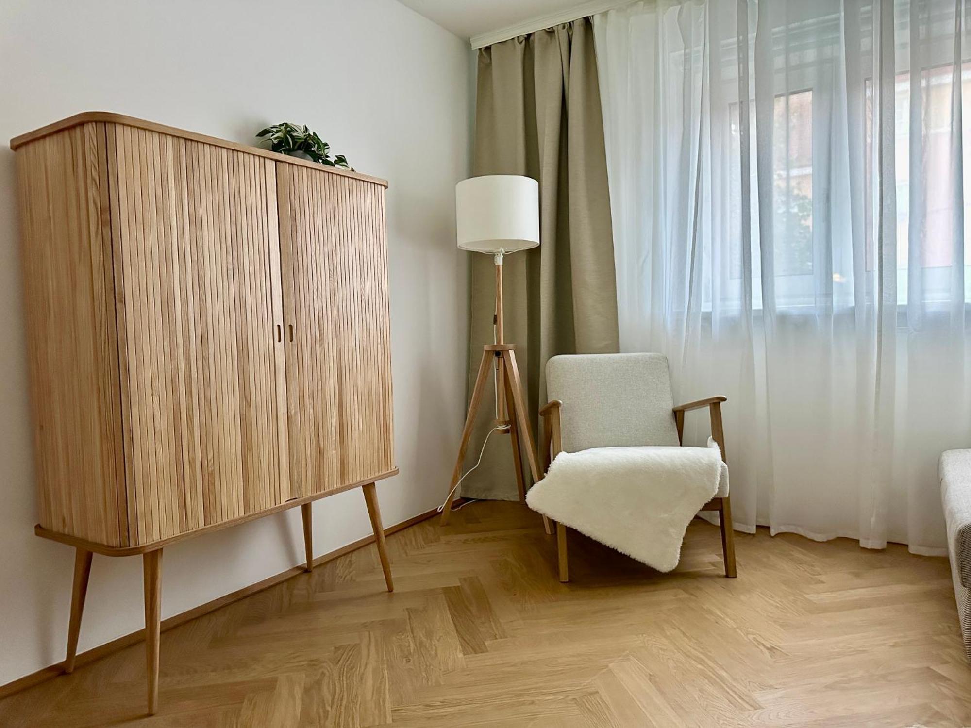 Viviane Paulos - Stylish At Wienerberg Wien
